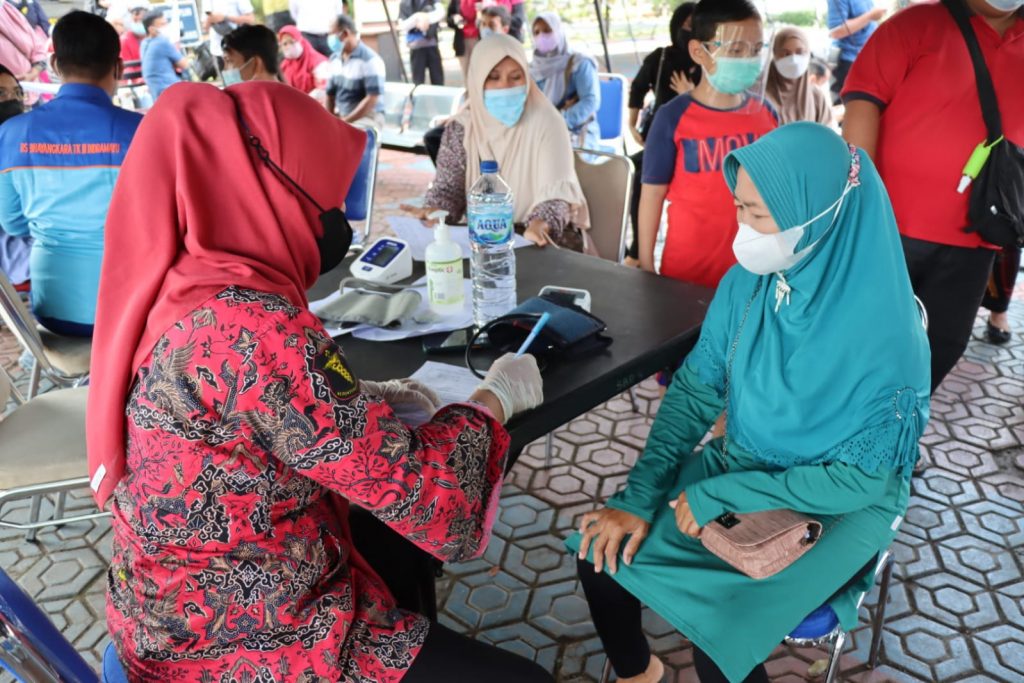 Personel Polres Subang Terjun Langsung dalam Kegiatan Gerai Vaksinasi