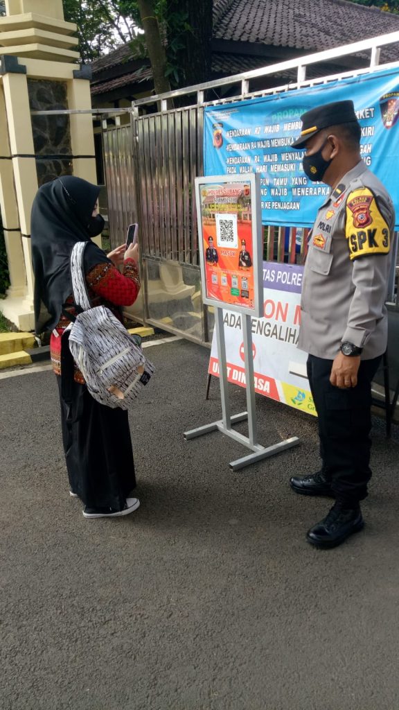 Cegah Penyebaran Covid-19 , Masuk Mako Polres Subang Wajib Scanning QR Barcode Aplikasi Peduli Lindungi