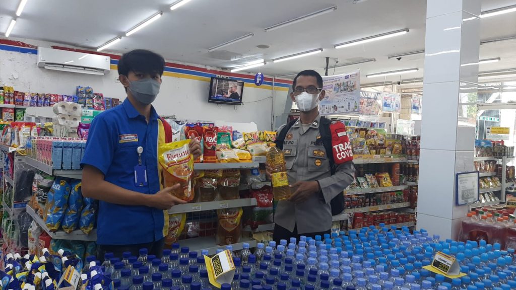 Kapolsek Blanakan didampingi para personel melakukan patroli Antisipasi Gangguan Kamtibmas Di Pusat Perbelanjaan / Pertokoan Sembako Akibat Munculnya Virus Corona