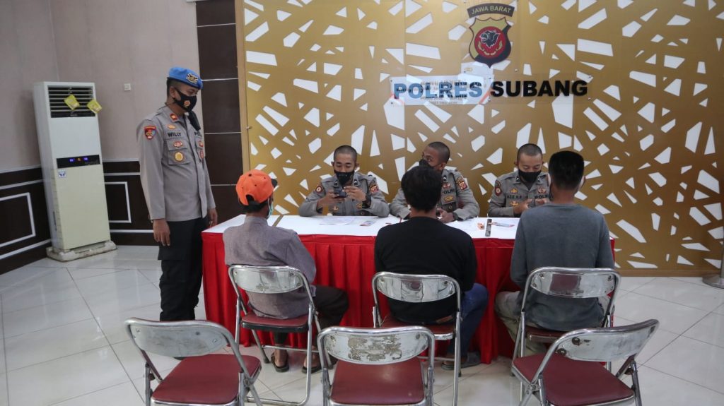 Polres Subang Salurkan Bantuan Tunai Pedagang Kaki Lima Warung dan Nelayan (BTPKLWN)