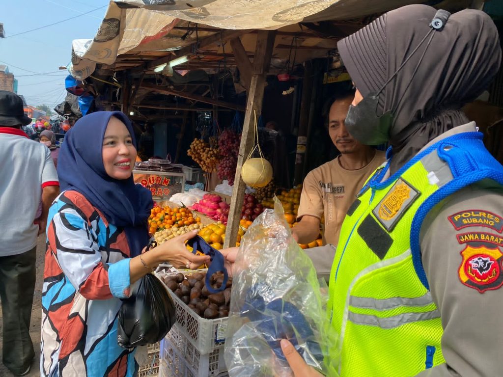 Polwan Polres Subang gencar Melaksanakan kegiatan patroli memberikan himbauan protokol kesehatan