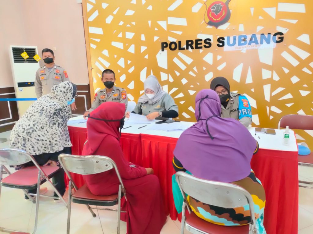 Kapolres Subang dan jajaran kembali salurkan Bantuan Tunai Pedagang Kaki Lima Warung dan Nelayan (BTPKLWN) Kepeda 500 Penerima
