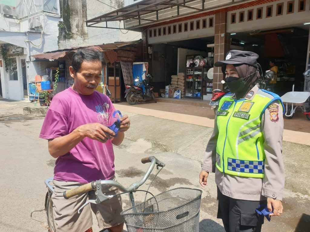 Polwan Polres Subang Gencar Lakukan Himbauan Prokes & Bagikan Masker Gratis Kepada Masyarakat