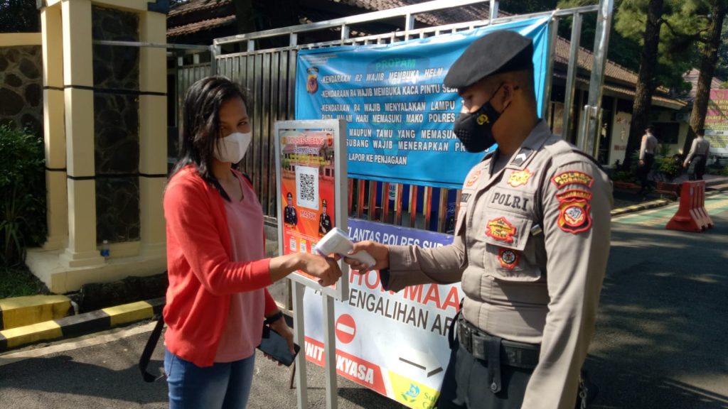 Cegah Penyebaran Covid-19, Polres Subang Berlakukan Scanning QR Barcode Aplikasi Peduli Lindungi Dan Terapkan Prokes Sebelum Masuk Mako Polres Subang