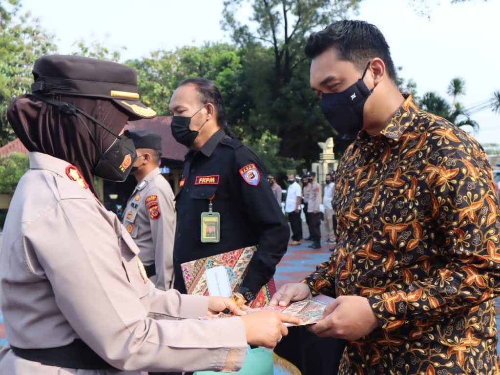 Kapolres Subang Berikan Penghargaan Kepada 2 Warga Subang Yang Berdedikasi DalamMembantu Tugas Polisi