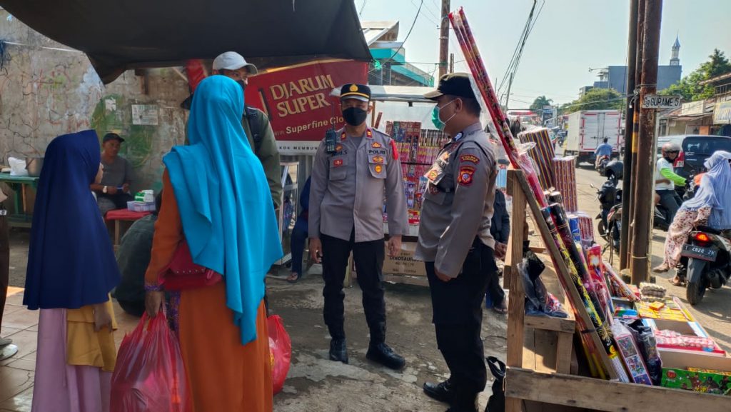 Polsek Kalijati melaksanakan patrol himbau PPKM Level 2 kepada Warga Masyarakat