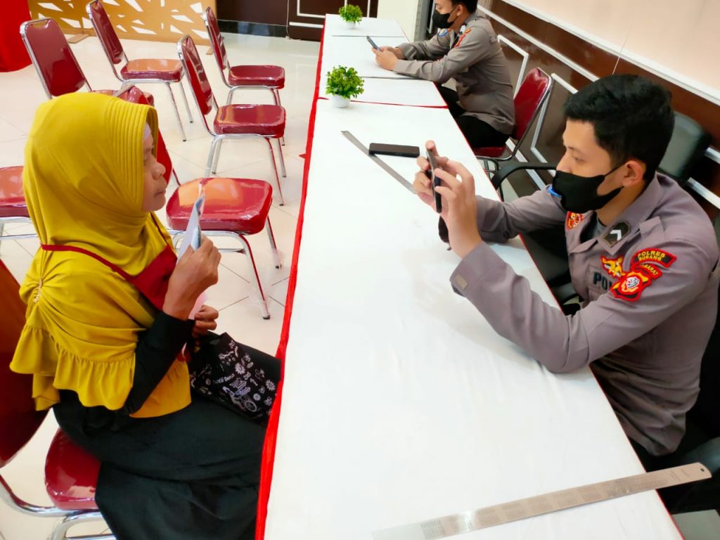 Kapolres Subang dan jajaran kembali salurkan Bantuan Tunai Pedagang Kaki Lima Warung dan Nelayan (BTP Minyak Goreng)