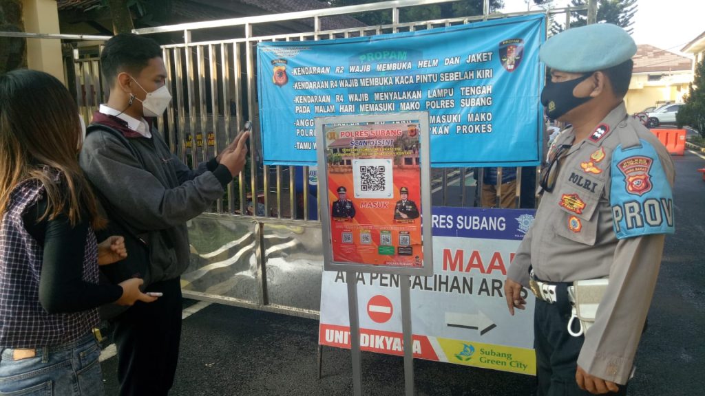 Cegah Penyebaran Covid-19, Masuk Mako Polres Subang Wajib Scanning QR Barcode Aplikasi Peduli Lindungi
