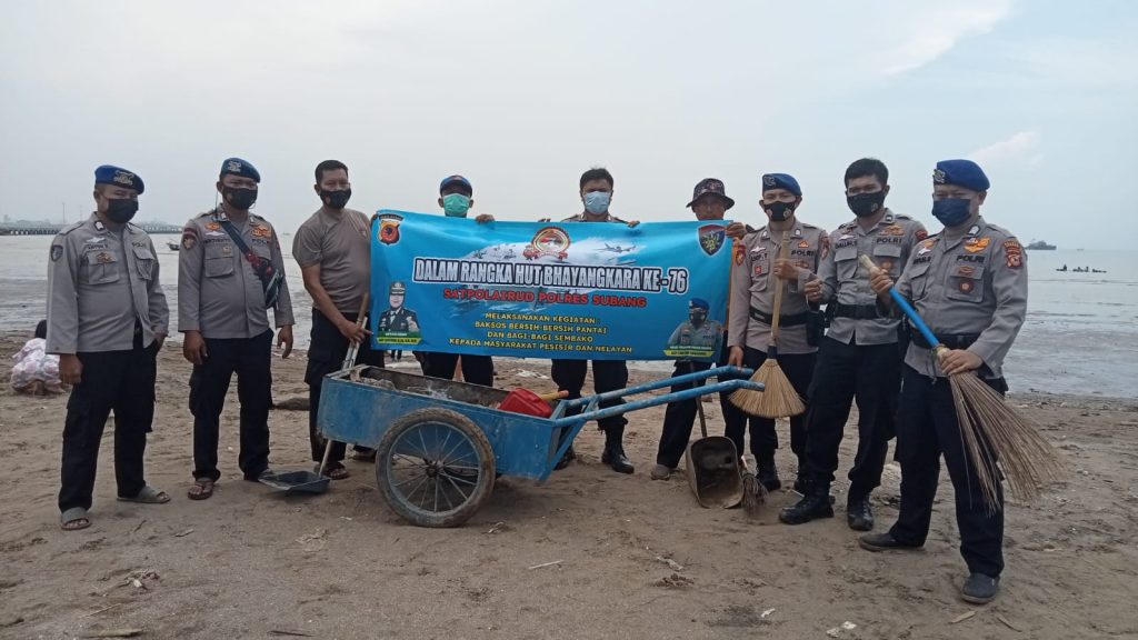 Satpolairud Polres Subang Turut Meriahkan Hari Jadi Bhayangkara Ke-76 Dengan Melakukan Giat Bersih-bersih Pantai
