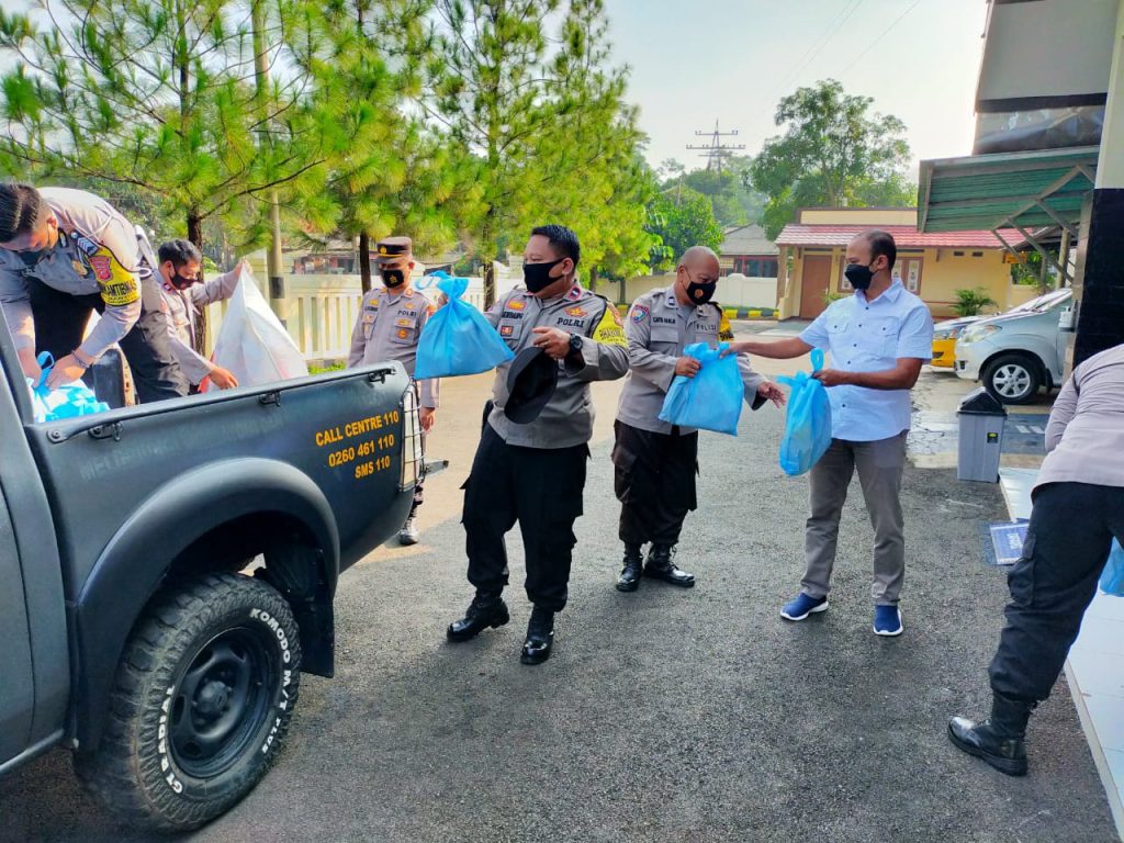 Polsek Kalijati Bagikan Bantuan Sosial Dalam Rangka Hari Bhayangkara ke – 76 Tahun 2022