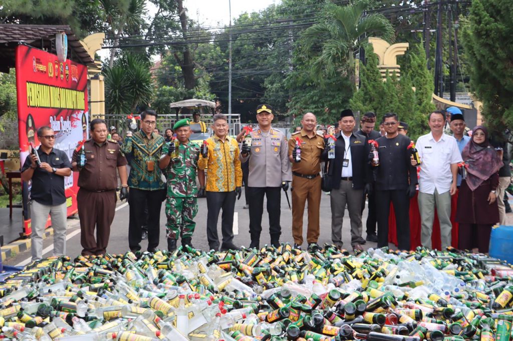 Polres Subang Musnahkan 16.000 Botol Miras dan 520 Knalpot Tidak Standar Wujud Nyata Komitmen Jaga Kamtibmas Jelang Operasi Lilin Lodaya 2025.