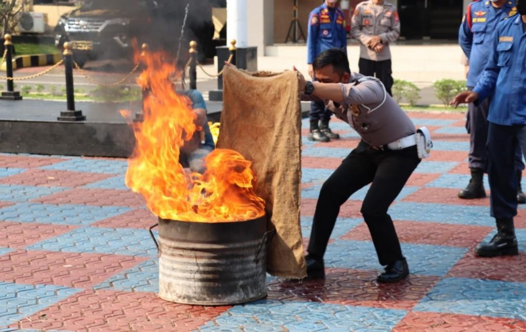 Polres Subang Gandeng Damkar Kab. Subang Gelar Pelatihan Penanganan Kebakaran