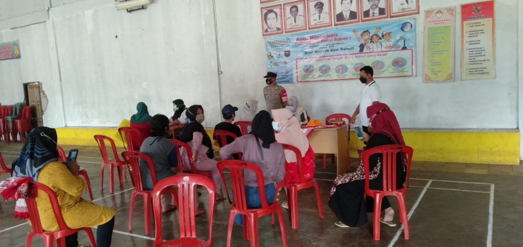 Kapolsek Cipeundeuy laksanakan Monitoring Pelaksanaan Vaksinasi Di Kantor Desa Lengkong