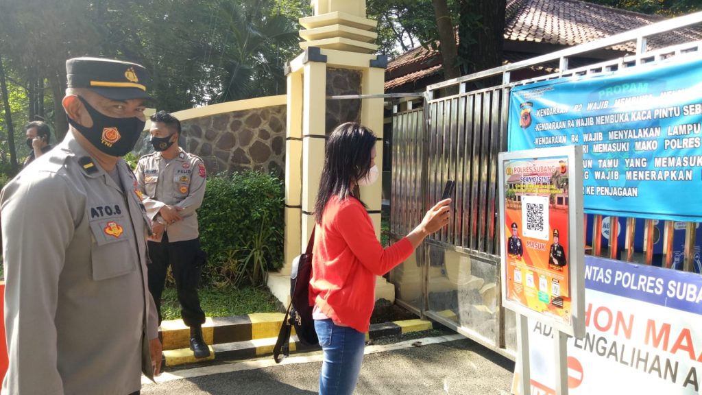 Polres Subang Konsisten Terapkan Scan Barcode Aplikasi Peduli Lindungi Sebelum Masuk Mako Polres Subang