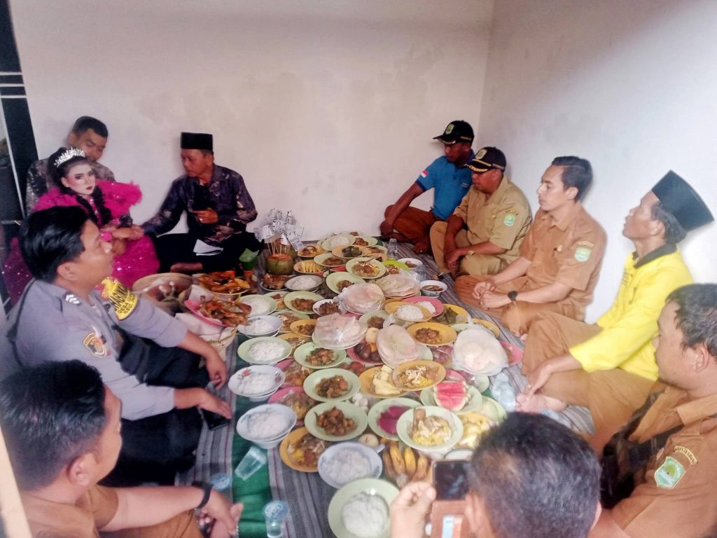 Bhabinkamtibmas Polsek Pusakanagara Hadiri Kegiatan Adat Rasulan, Perkuat Sinergi dengan Masyarakat